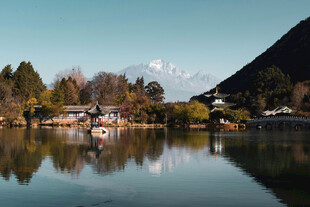 湖畔山村美景倒映