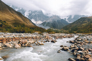山间湍急溪流与嶙峋怪石