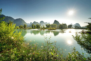 山水相依的静谧湖景