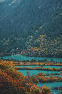 秋日山间蓝湖迷人景致
