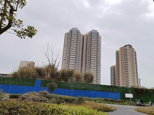 城市高楼与周边景观