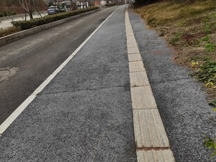 城市道路旁的灰色人行道