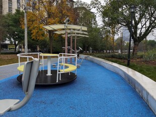 公园蓝色步道旁的游乐设施