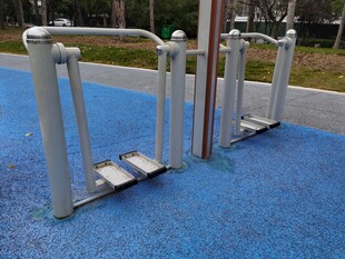 户外蓝色地面健身器材