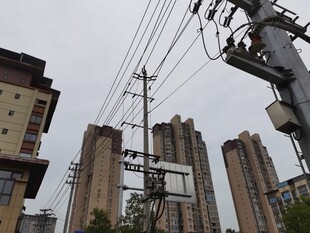 城市住宅区旁的电力设施