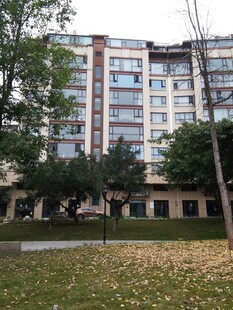 秋日里的现代多层住宅楼