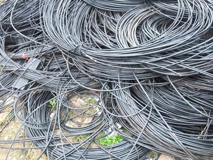 废旧黑色线缆堆