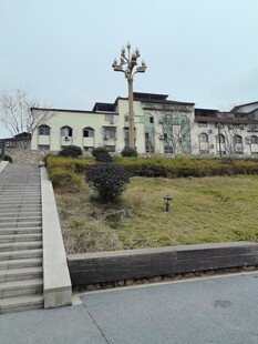 中式建筑前的户外景致