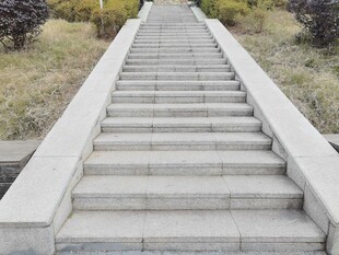 石砌阶梯延伸向远方