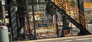 工业场景中的金属楼梯设施