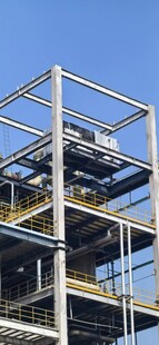 钢结构建筑施工场景