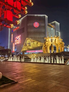 城市夜景中的璀璨建筑与雕塑
