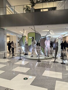 商场内的时尚服装展示区