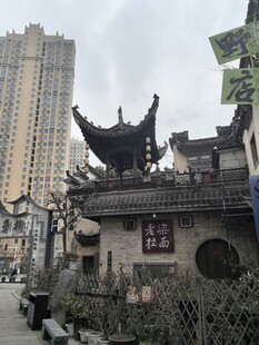 古建风貌与现代高楼相映