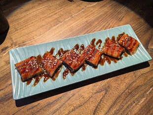 美味烤排骨摆于盘上