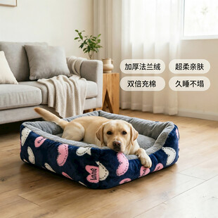 可爱狗狗惬意躺宠物窝中