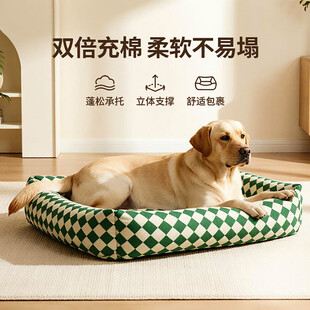 狗狗惬意躺卧在格子狗窝