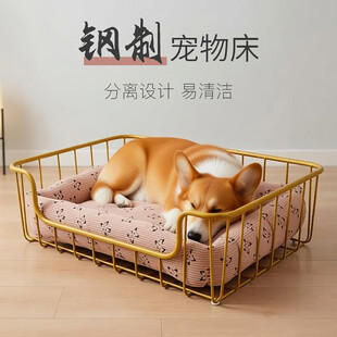 钢制宠物床内的慵懒狗狗