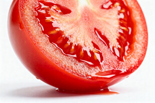 切开的新鲜红番茄