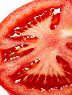 切开的鲜红番茄果肉