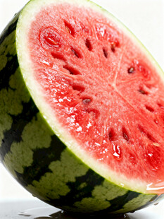 切开的新鲜多汁红瓤西瓜