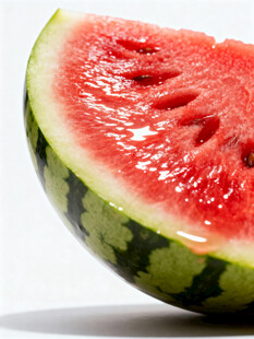 新鲜多汁的西瓜切片