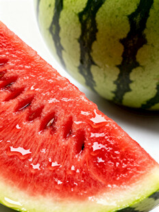 新鲜多汁的西瓜切片