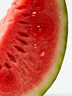 新鲜多汁的红瓤西瓜切片