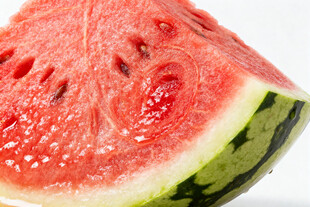 新鲜多汁的西瓜切片