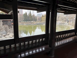 中式亭廊内的湖景风光