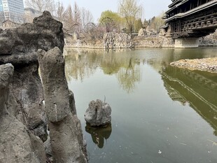 中式园林湖景与嶙峋怪石