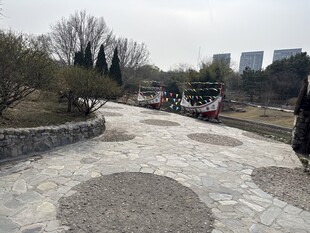 城市公园中的石板蜿蜒小径