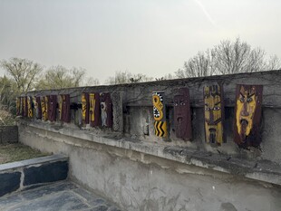 古墙彩旗展尽显历史韵味