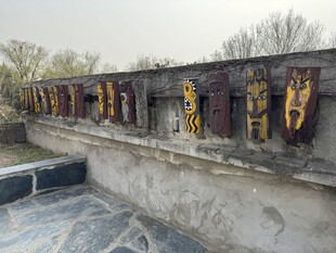 古老城墙悬挂彩色旗帜