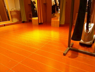 室内橙黄色木地板场景