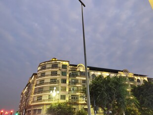 城市夜景中的独特建筑