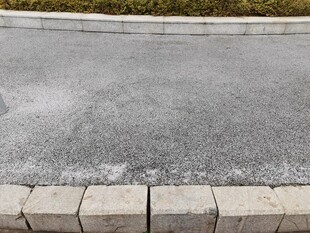 路边的灰色水泥路面