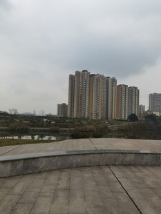 城市高楼与开阔平台景致
