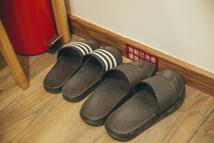 门边的时尚条纹休闲拖鞋