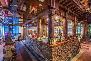 复古风格的温馨木质酒吧