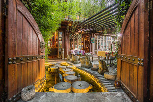 中式庭院内的古朴景观