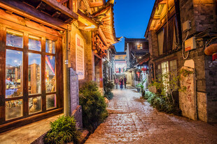 古巷夜景 灯光映照街边小店