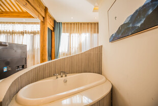 现代风格独立式浴缸浴室