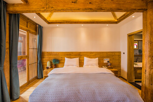 温馨木质风卧室民宿房间