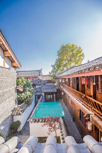 中式庭院中的露天泳池