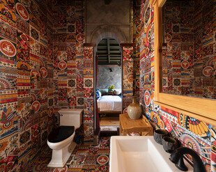 多彩花纹装饰的个性浴室