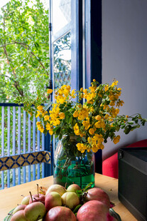 窗边花瓶水果温馨景致