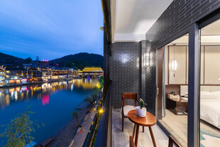 湖畔阳台夜景 惬意空间
