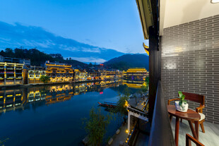 河畔夜景阳台惬意景致