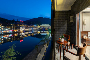 河畔露台夜景 惬意时光